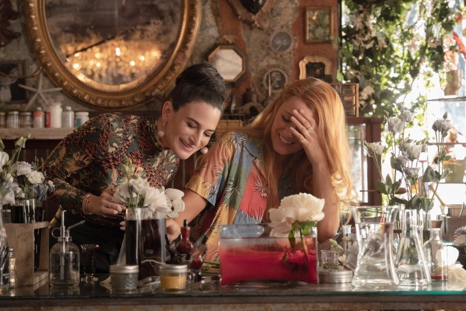 IT ENDS WITH US, from left: Jenny Slate, Blake Lively, 2024. ph: Jojo Whilden /© Sony Pictures Releasing /Courtesy Everett Collection