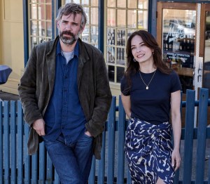 MURDER IN A SMALL TONW: L-R: Rossif Sutherland and Kristin Kreuk.  MURDER IN A SMALL TOWN premieres Tuesday, Sept. 24 (8:00-9:30 PM ET/PT) on FOX. ©2024 Fox Media LLC. CR: Kailey Schwerman/ FOX.