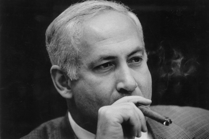 ראש הממשלה בנימין נתניהו מעשן סיגר ביבי נתניהו שחור לבן נהנתנות פורטרט